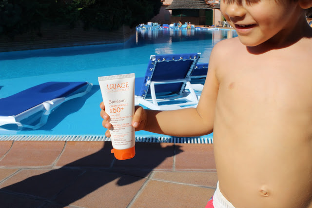 primeira ida à praia com o bebé + protector solar mineral + protecção solar para bebé + uriage + protector solar mineral uriage + primeiras férias + praia com o bebé + proteger o bebé do sol + férias com filhos + dicas para passar férias em família 