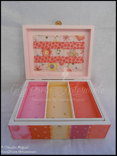 Caixa para ganchinhos, quadro e flores 