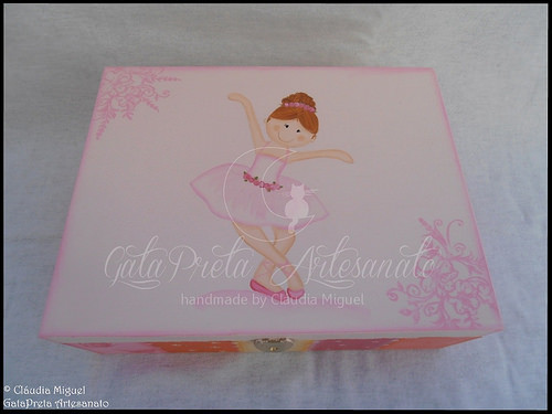 Caixa para ganchinhos, quadro e flores 