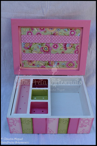 Cesta, caixa para ganchinhos e moldura 