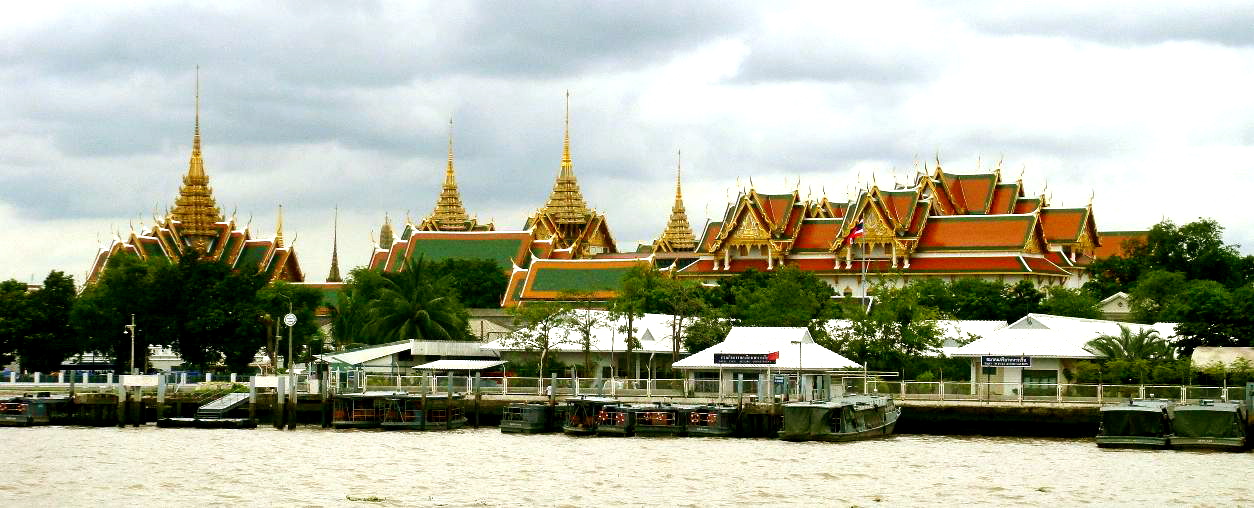 Bangkok_GrandPalace_from_River2.jpg