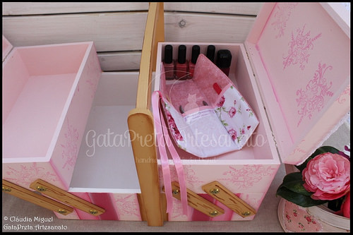 Caixa para maquilhagem e manicure 