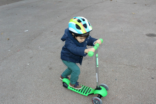 mãe e filho + maternidade + cair faz parte da aprendizagem + andar de trotinete