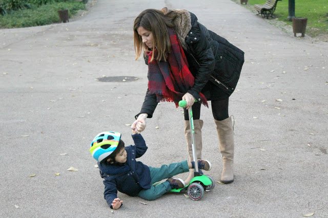 mãe e filho + maternidade + cair faz parte da aprendizagem + andar de trotinete