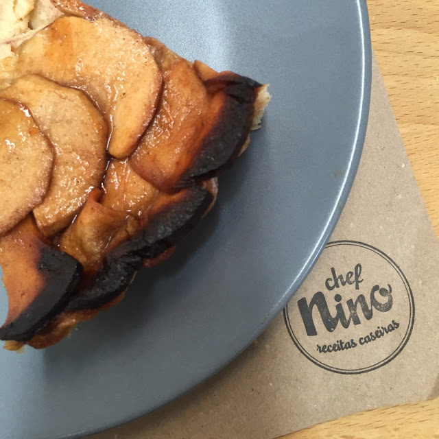 Fatia de tarte de maça com canela Uma fatia de tarde de maça com canela, num prato azul.