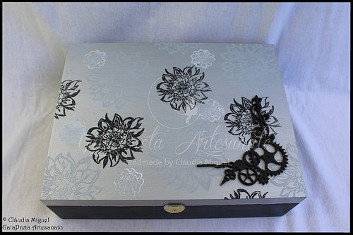 Caixa para 12 relógios e caixa de bijuterias 