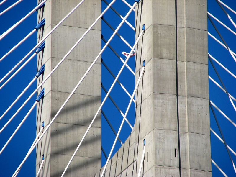 avião escondido com o rabo de fora