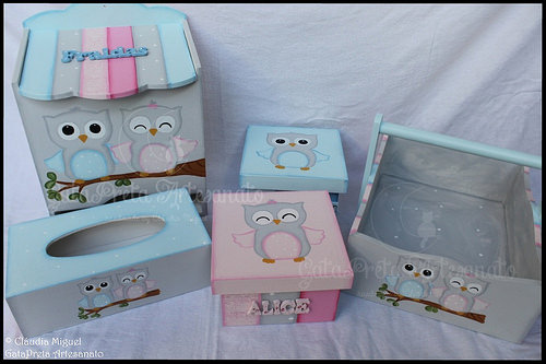 Fraldário, cesta, caixa de toalhitas e caixas de recordações de bebé 