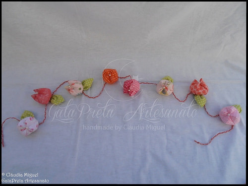 Caixa para ganchinhos, quadro e flores 