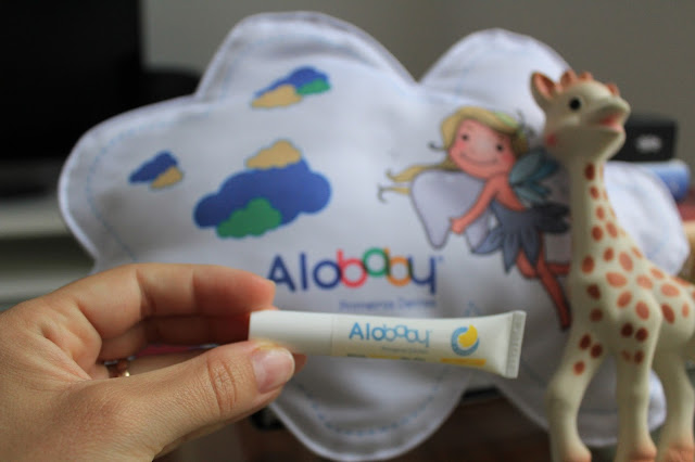 alívio natural da dor dos primeiros dentes + quando nascem os primeiros dentes + sintomas associados aos primeiros dentes + primeiros dentes o que fazer + alobaby + bebés + primeiro ano de vida 