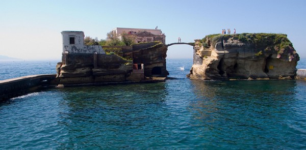 Tourists-atop-the-Gaiola-Bridge-Italy-e13644467464
