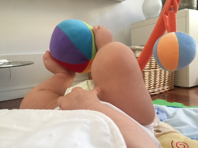 bebé + mãe de segunda viagem + brincadeiras aos 4 meses + tapete de actividades + o que faz um bebé aos quatro meses