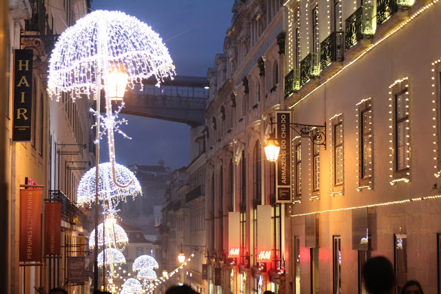 lisboa + chiado + natal + iluminações de natal + lisboa à noite + natal na cidade + chapéus de chuva