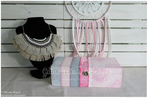 Caixa de bijuteria e maxi-colar 