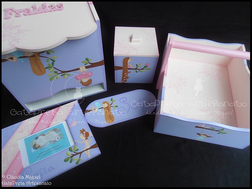 Fraldário, cesta, caixa cúbica, moldura e placa de porta 