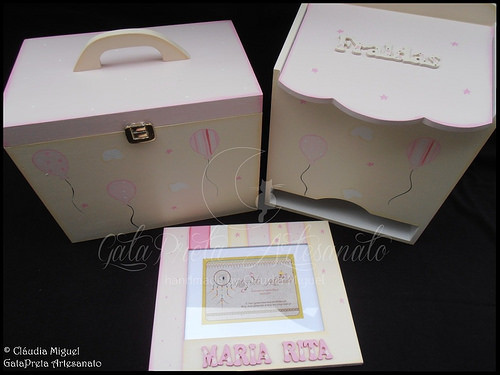 Fraldário, caixa de medicamentos, cesta, caixa para toalhitas e moldura 