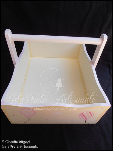 Fraldário, caixa de medicamentos, cesta, caixa para toalhitas e moldura 