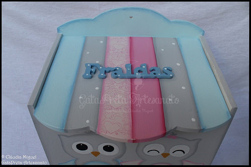 Fraldário, cesta, caixa de toalhitas e caixas de recordações de bebé 