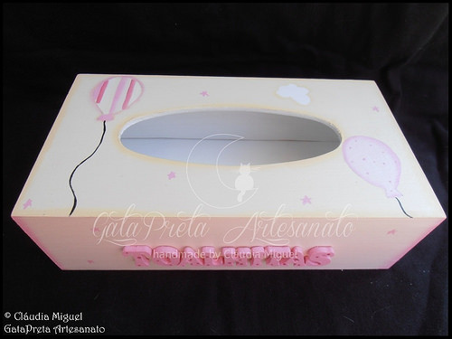 Fraldário, caixa de medicamentos, cesta, caixa para toalhitas e moldura 