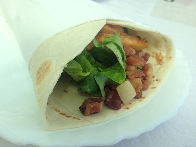 wrap-de-frango-na-praia