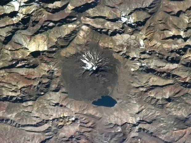 lago e vulcao nos andes