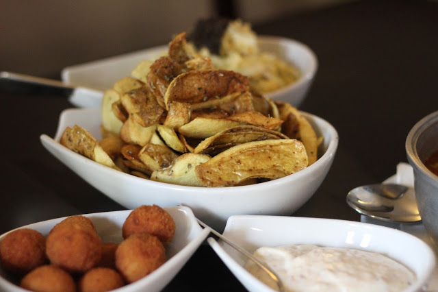 cidadela de cascais + taberna da praça + pestiscos + lascas de batata + ervilhas com ovos escalfados + bacalhau à brás + croquetes de alheira