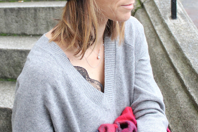 stone by stone + colar + top com renda + camisola de malha cinzenta + mango + gorro + dublin + dublin castel + lenço xadrez + irlanda + look de férias + outfit de inverno