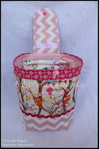 Bolsa para fraldas, babete e prendedores de chupetas 