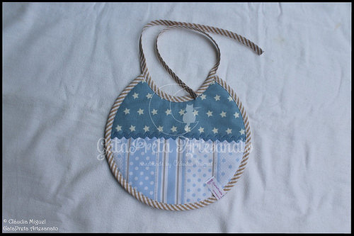 Fralda de pano, babete e prendedor de chupetas 