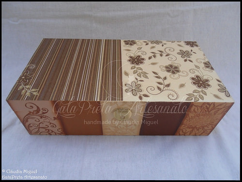 Caixa de bijuteria e de 8 relógios 