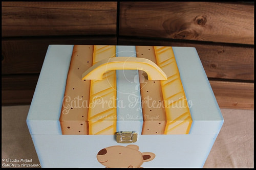 Fraldário, caixa de medicamentos, cesta, caixa para toalhitas, moldura e placa de porta 