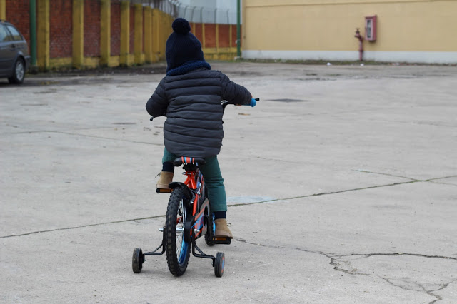 primeira bicicleta + rodinhas + botas safari + pisamonas + zara kids+ village underground + cafetaria village underground 