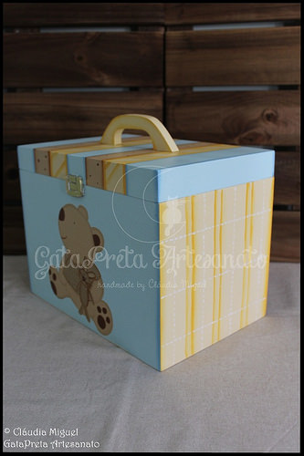 Fraldário, caixa de medicamentos, cesta, caixa para toalhitas, moldura e placa de porta 