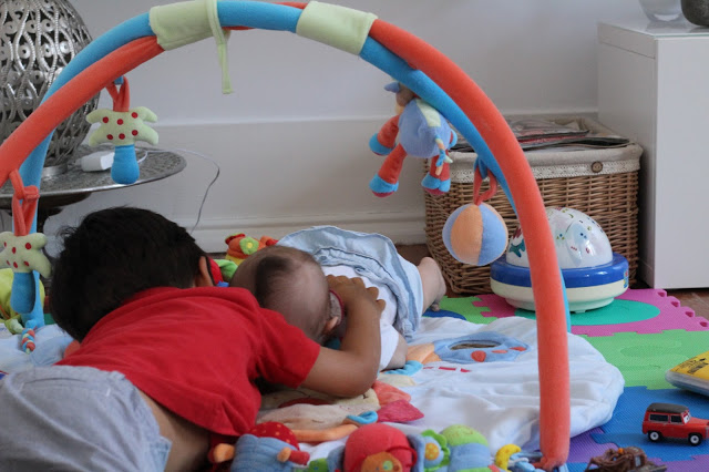 bebé + falar à bebé + comunicar com o bebé + seis meses + irmão + maternidade + ginásio para bebé