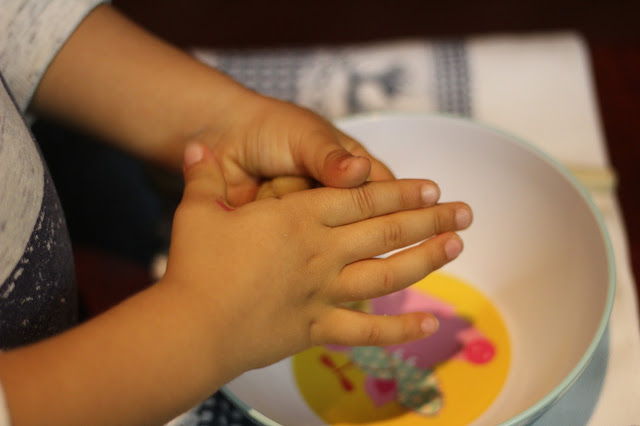 tradições portuguesas + pão por deus + broas + receitas tradicionais + romã + castanhas + dia de todos os santos + avó e neto + respeitar as nossas tradições + ensinar as nossas tradições ao mais pequenos + 1 de novembro + feriado de todos os santos