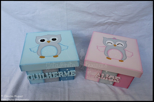 Fraldário, cesta, caixa de toalhitas e caixas de recordações de bebé 