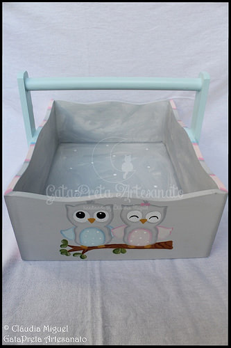 Fraldário, cesta, caixa de toalhitas e caixas de recordações de bebé 