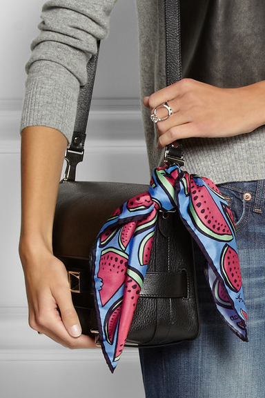 Resultado de imagem para lenÃ§o atado Ã  carteira