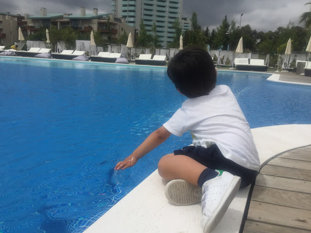 fim-de-semana com crianças + rotinas com crianças + passeios + menino a brincar na piscina + férias de verão + tróia + tróia beach club + tróia resort