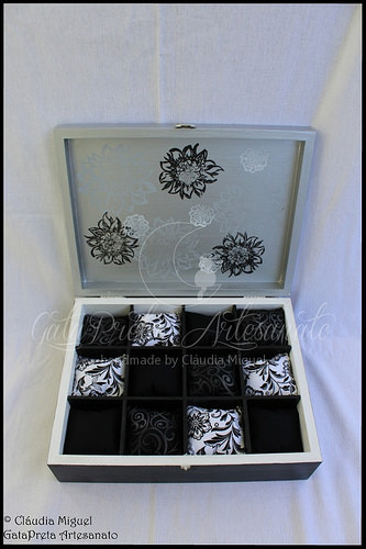 Caixa para 12 relógios e caixa de bijuterias 