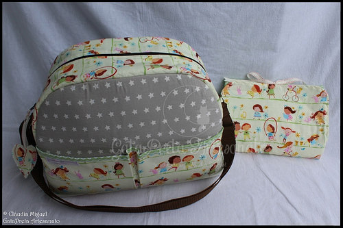 Mala de maternidade e muda-fraldas 