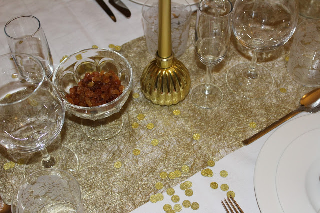 passagem de ano + decoração de mesa + festa + decoração em dourados + passas