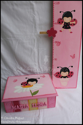 Caixa para ganchinhos e régua crescimento 