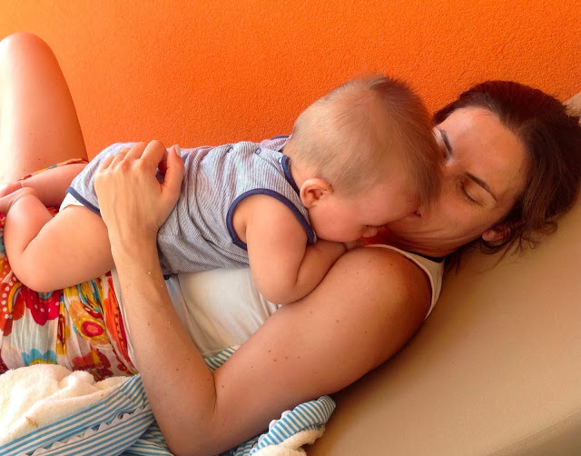 mãe e filho + protecção solar para crianças + sol + férias + Uriage + Bariésun + exposição solar + trocar  o protector solar antigo