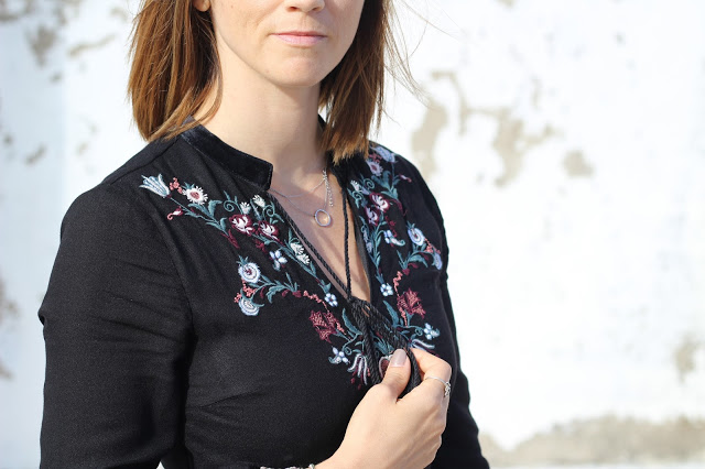 trench coat + dias de chuva + outono + look de outono + lojas C&A + vestido preto + streetstyle + look de meia estação + gabardine + zara