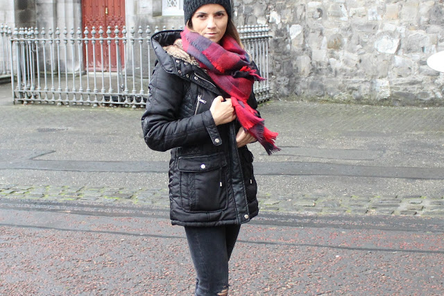 the office + shoes + botas pretas com tachas + dublin + dublin castel + casaco com pelo zara + lenço xadrez + irlanda + look de férias + outfit de inverno