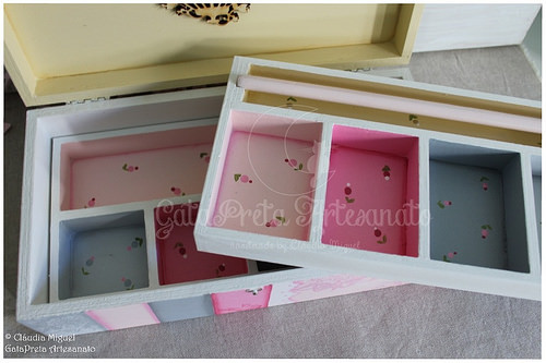 Caixa de bijuteria e maxi-colar 