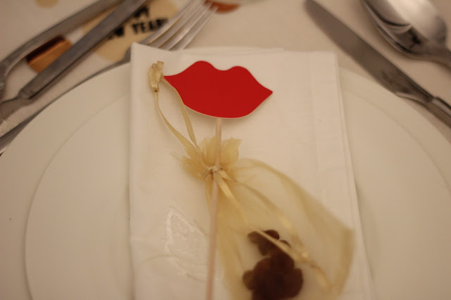 bolo + festa + velas + 2017 + passagem de ano + jantar + decoração de mesa + mesa de festa + docinho de açúcar + enfeites de bolos + table setting