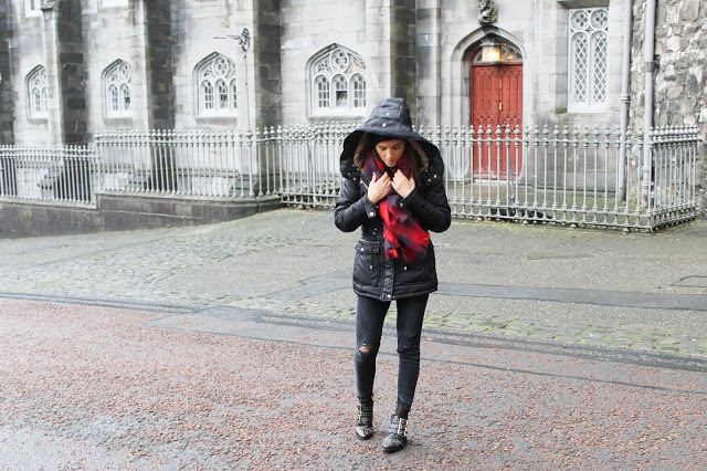 the office + shoes + botas pretas com tachas + dublin + dublin castel + casaco com pelo zara + lenço xadrez + irlanda + look de férias + outfit de inverno