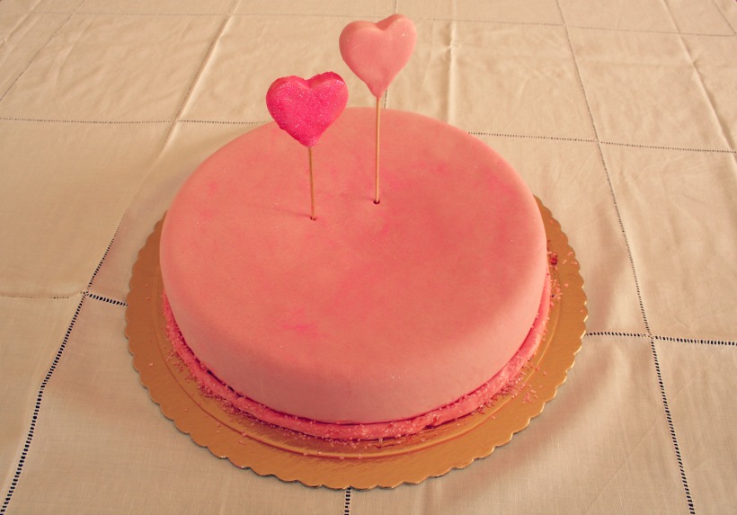 Bolo de aniversário simples feminino rosa coberto com manteiga – Love In a  Cake